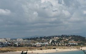 Ema'S Beach And Nightlife House